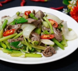 Bò xào hành cần 