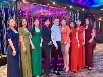 Nhân Viên Trẻ Đẹp