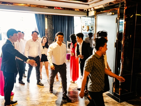 Khách Hàng Tại Quán