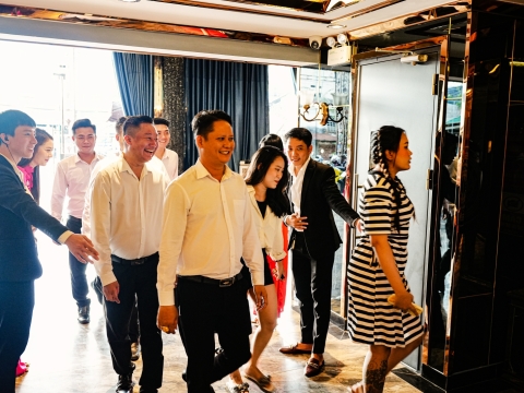 Khách Hàng Tại Quán