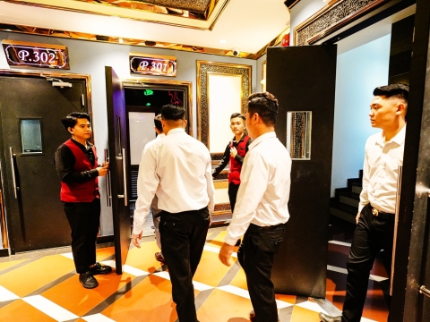 Khách Hàng Tại Quán