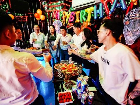 Khách Hàng Tại Quán